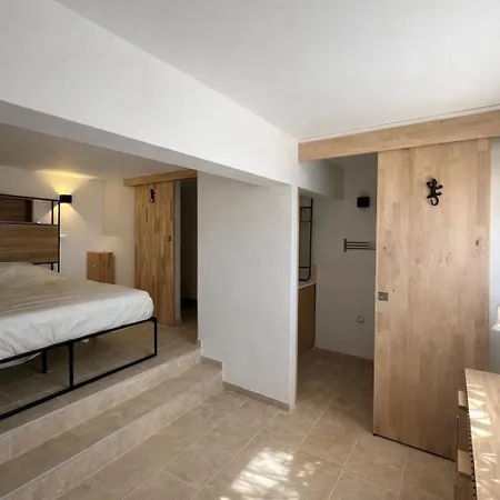 By Elodie Vue & Piscine Apartment *