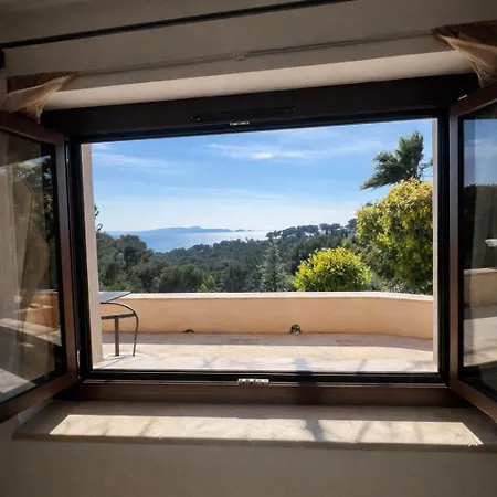 By Elodie Vue & Piscine *