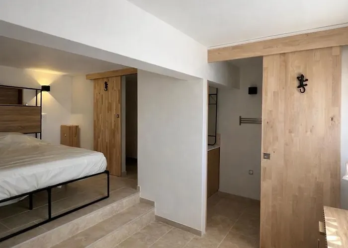 By Elodie Vue & Piscine Apartment *