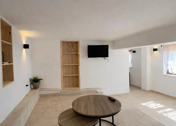 By Elodie Vue & Piscine Apartment Hyeres