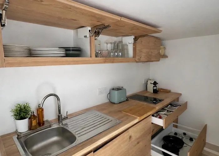 By Elodie Vue & Piscine Hyeres