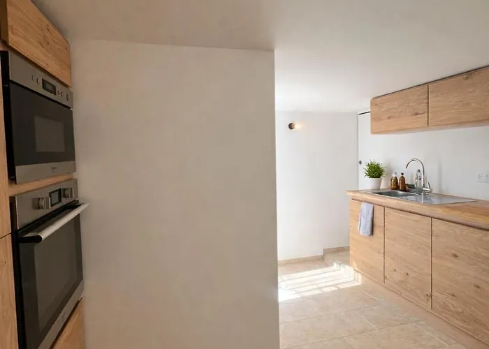 By Elodie Vue & Piscine Apartment *