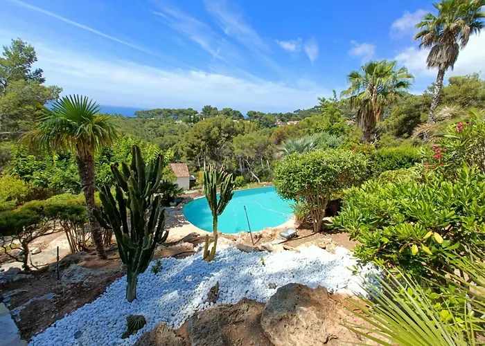 By Elodie Vue & Piscine Hyeres